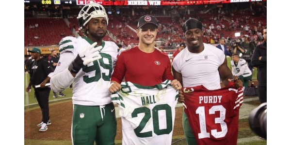 Aaron Rodgers a changé d'équipe mais n'a toujours pas pu battre les San Francisco 49ers Aaron Rodgers a changé d'équipe mais n'a toujours pas pu battre les San Francisco 49ers